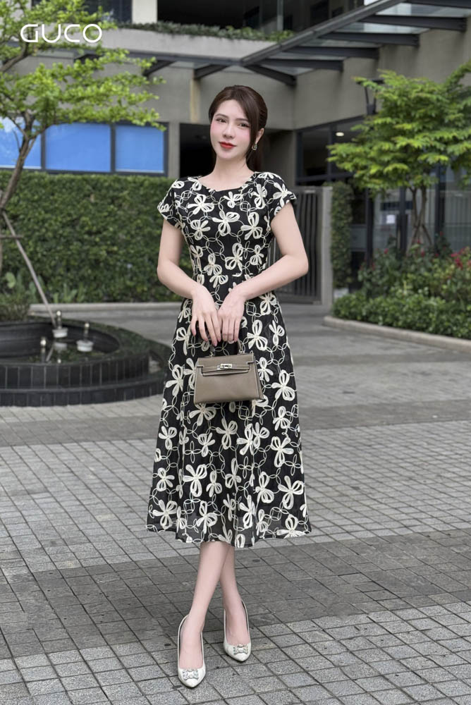 Đầm Xòe Tơ Xước Thêu Nơ Tay Dơi - Đen 4786