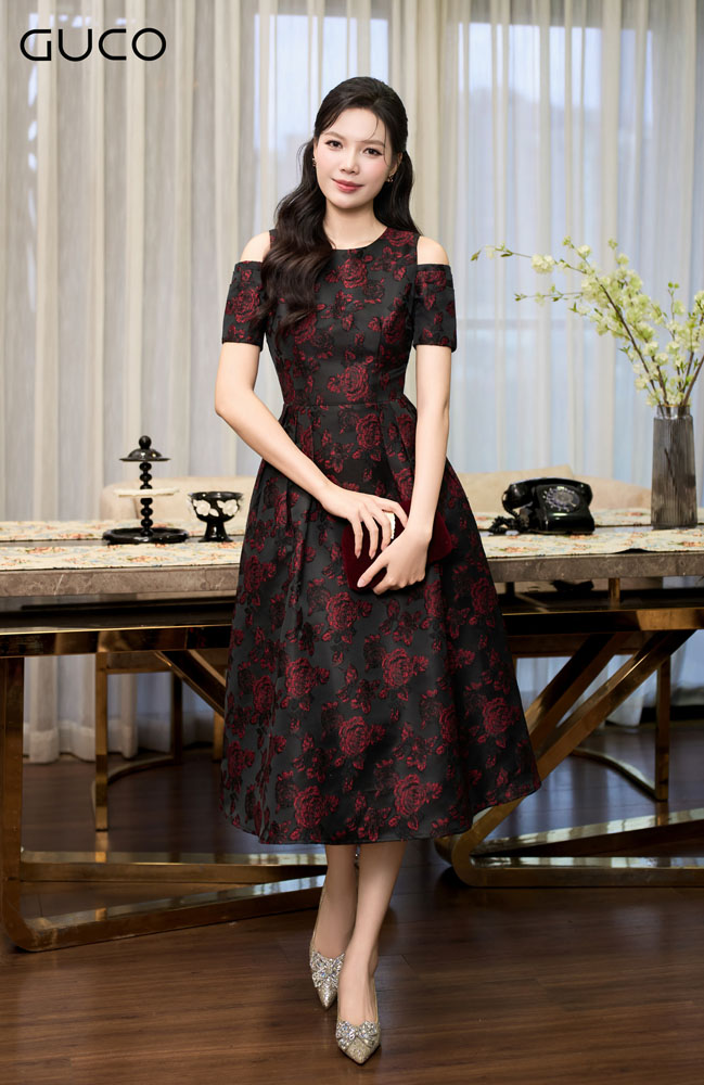 Đầm Gấm Xòe Hoa Đỏ Hở Vai - Đen - 4992