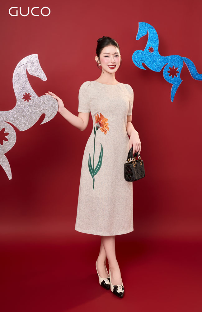 ĐẦM A CỔ TRÒN THÊU HOA 1 BÊN - XÁM TRẮNG - 5046