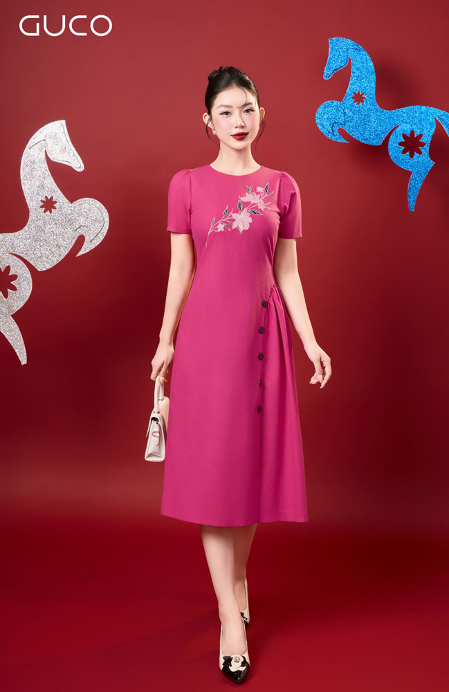 ĐẦM A CỔ TRÒN THÊU HOA TRƯỚC NGỰC - HỒNG - 5060